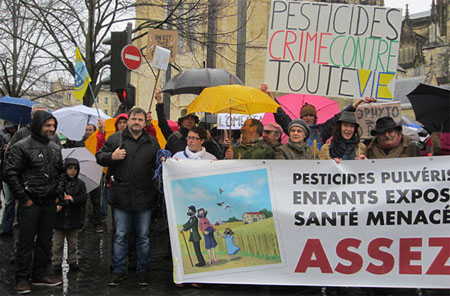 数百名环保人士抗议波尔多使用农药