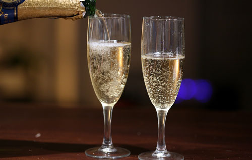 法国研究人员发现香槟气泡越大味道越好