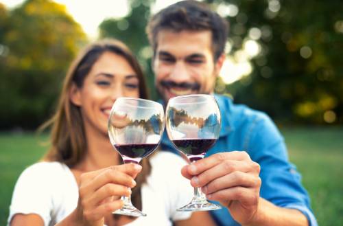 研究发现喝红酒可以降低感染新冠病毒的风险